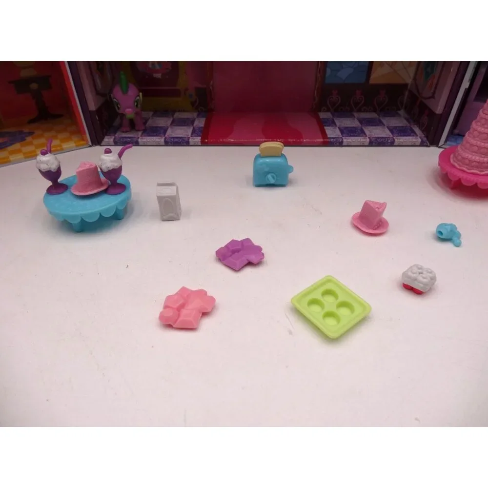 My Little Pony Canterlot Deluxe Playset, With Accessories 2 Pony's 1‎ carriage